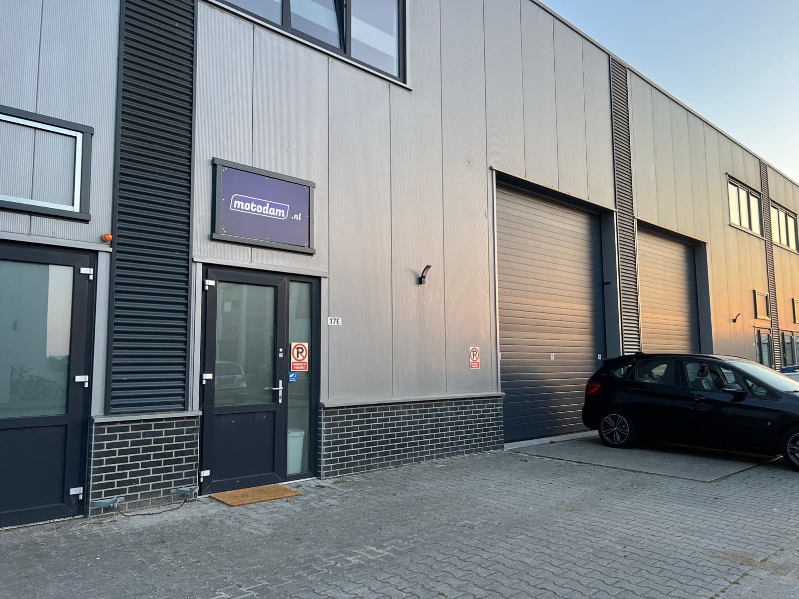 The Motodam entrance at Noorddammerweg 17E: grey business unit with the motodam.nl sign above the door