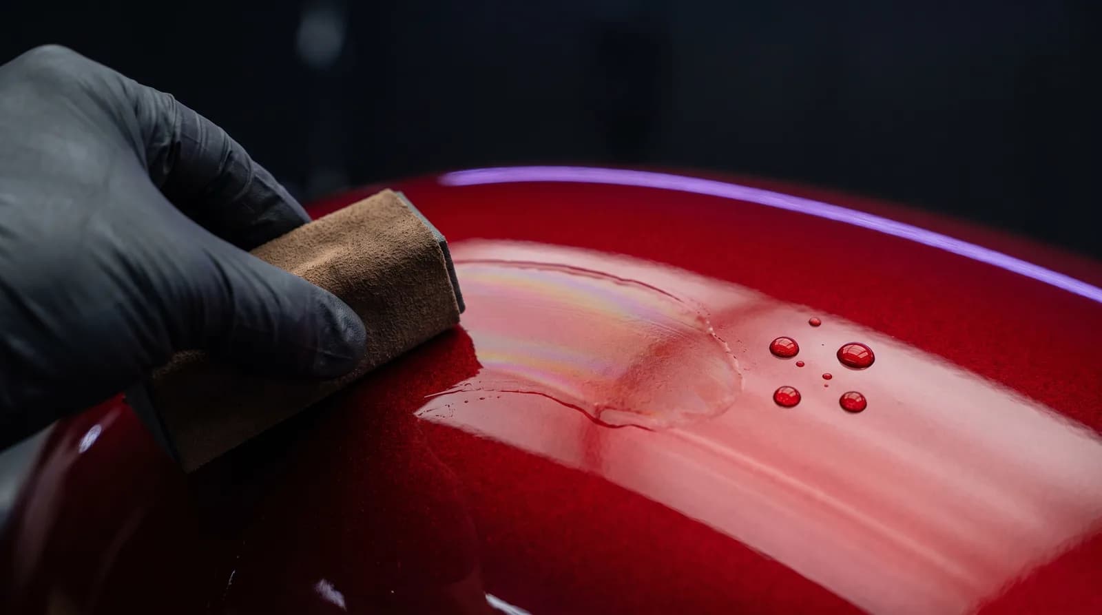 Water parelt af op een keramisch gecoate autolak
