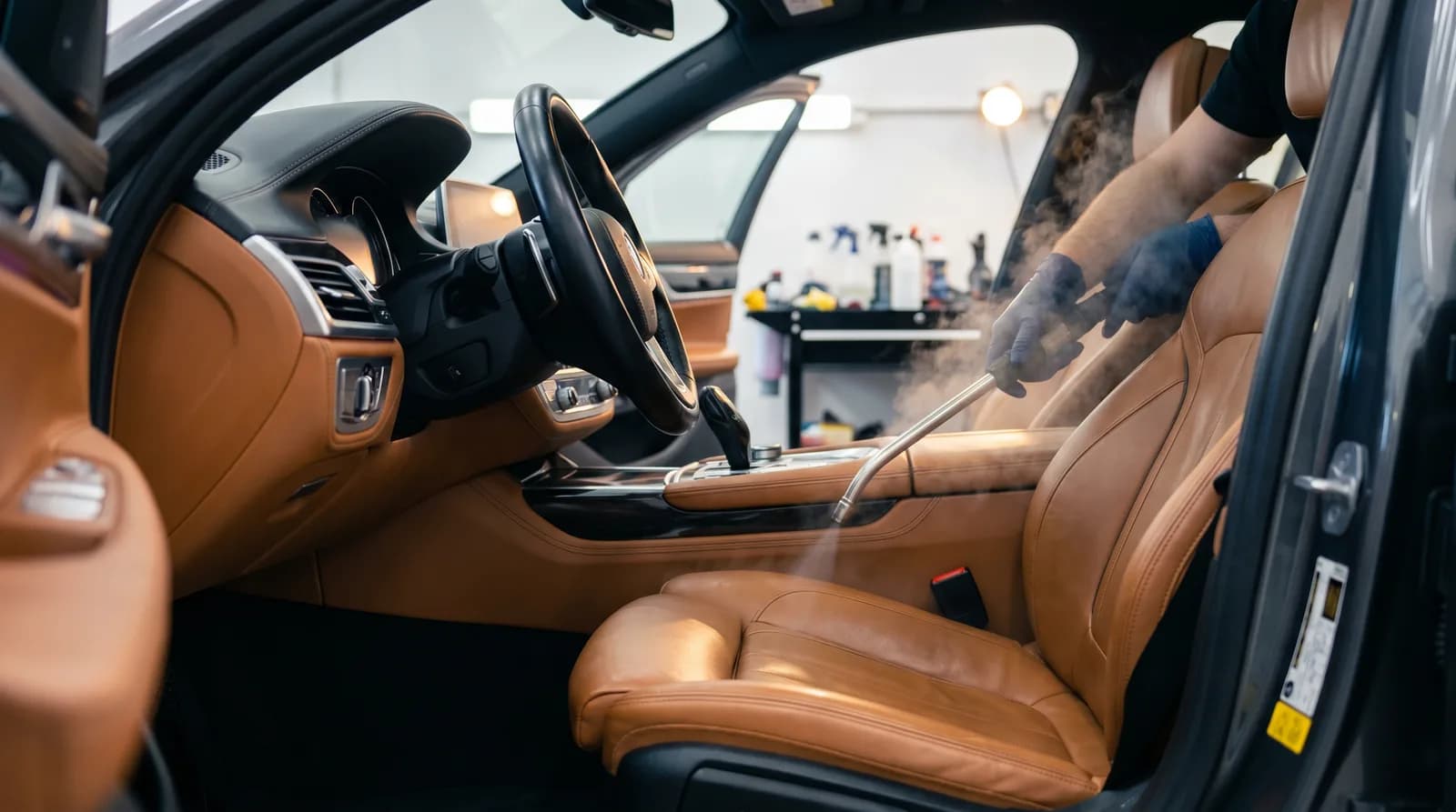 Interieur van een auto wordt gedetaild