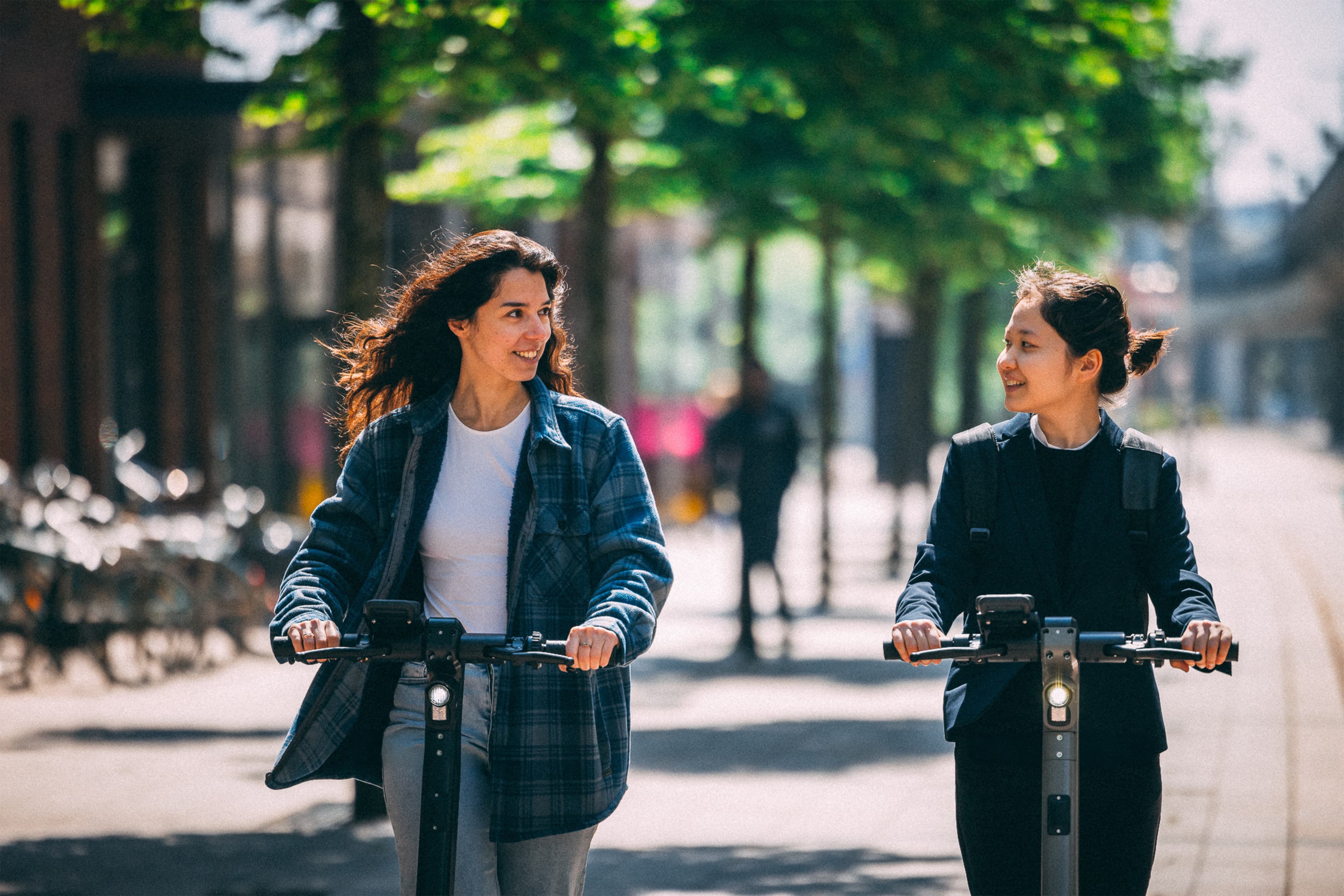 Two riders on a SELANA Alpha through the city