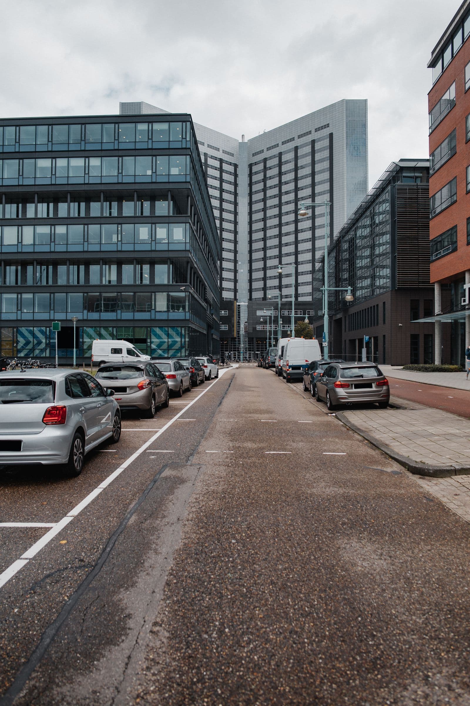 Zakelijke auto op de parkeerplaats bij een bedrijfspand