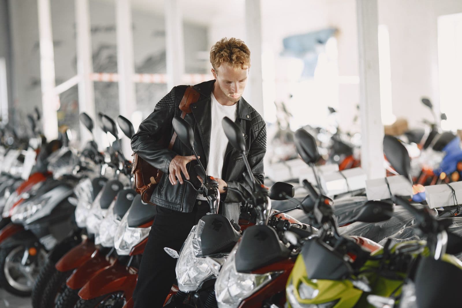 Klant bekijkt motoren in de showroom om opties te vergelijken
