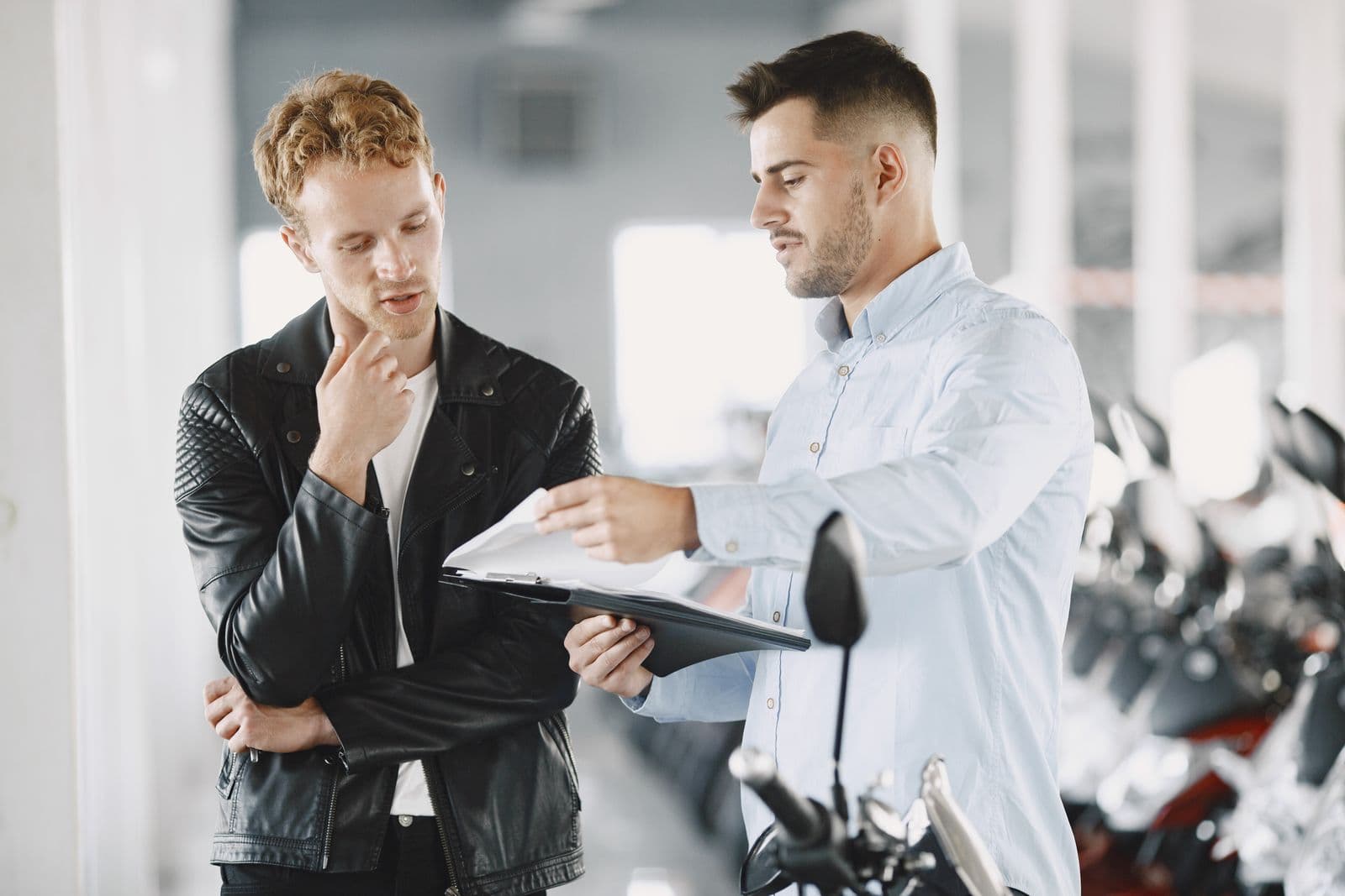 Klant bekijkt de cijfers met een adviseur in de showroom