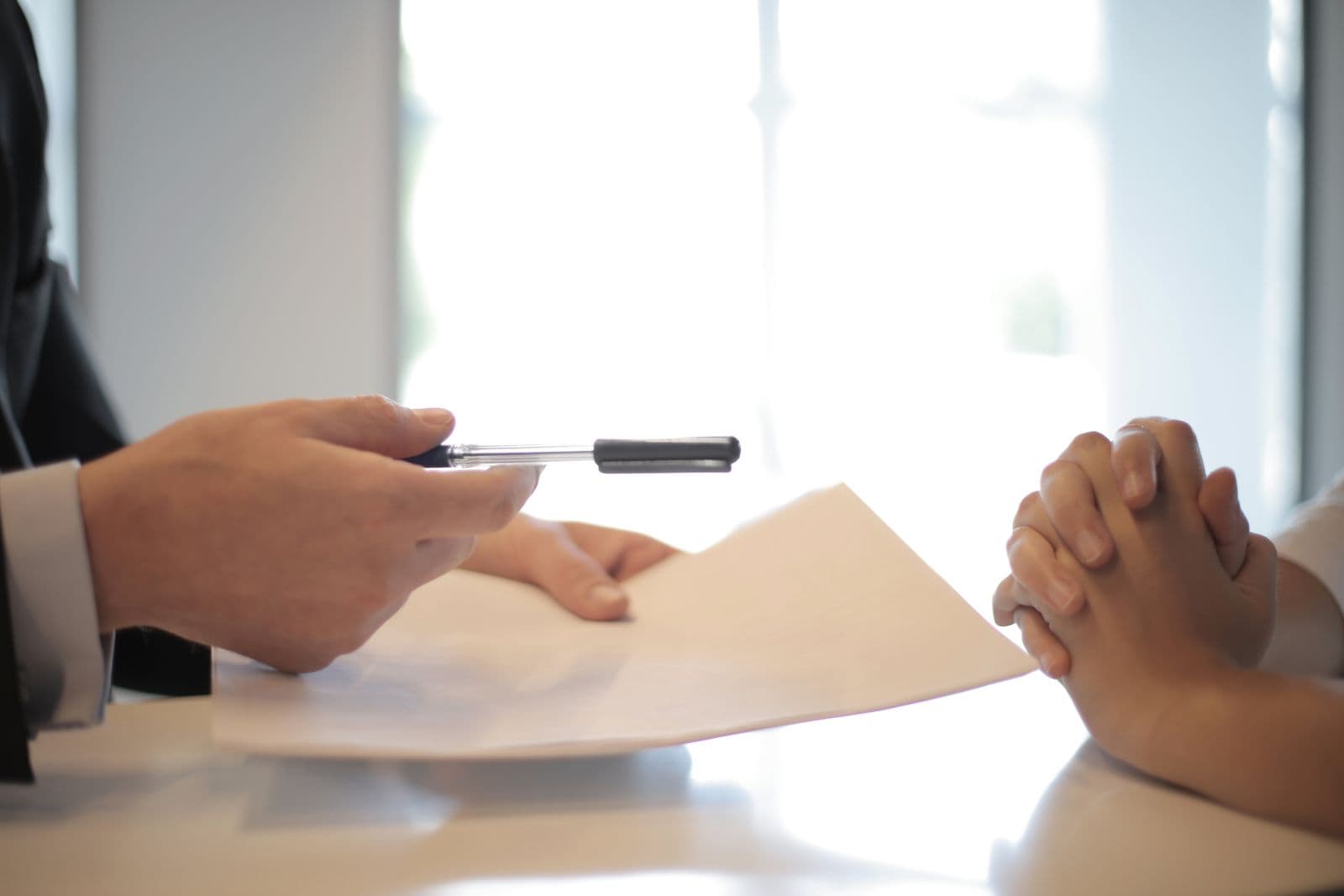 Klant bespreekt financieringsopties aan een bureau