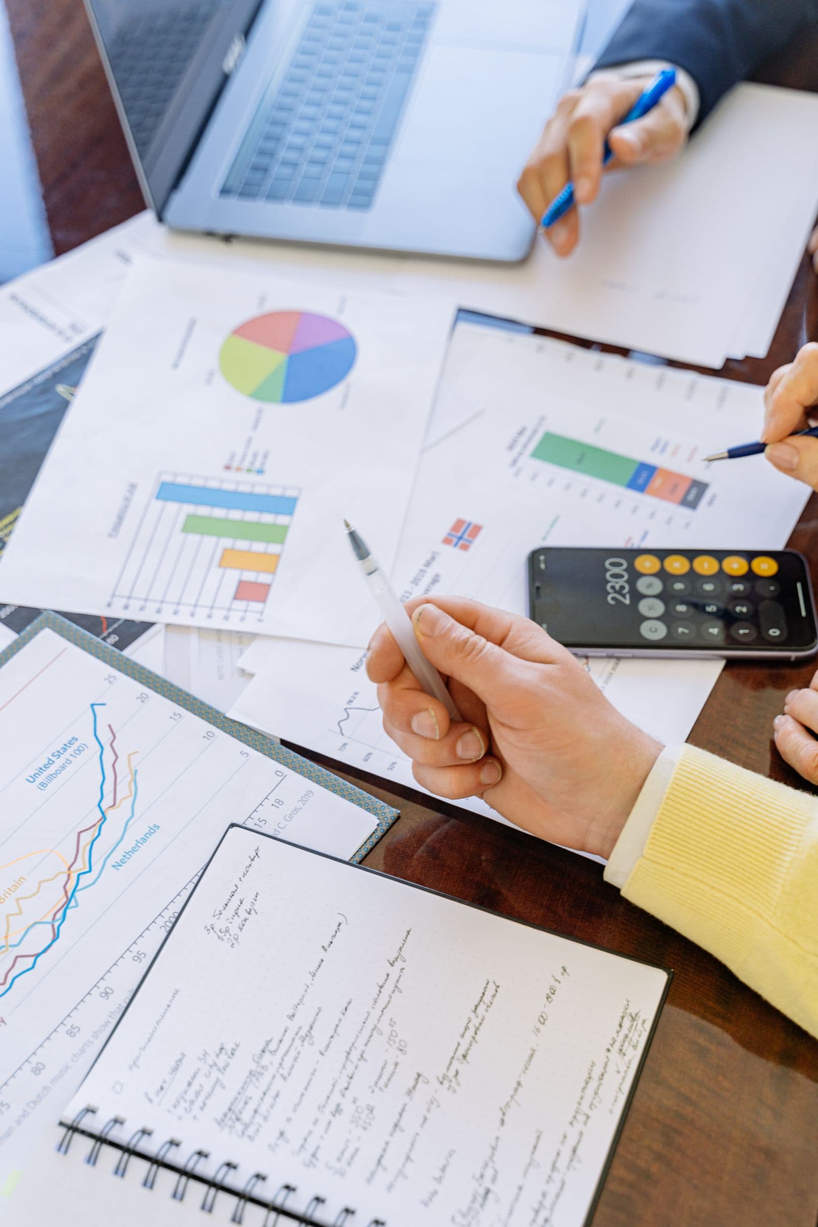 Documenten en rekenmachine bij het vergelijken van financieringsopties