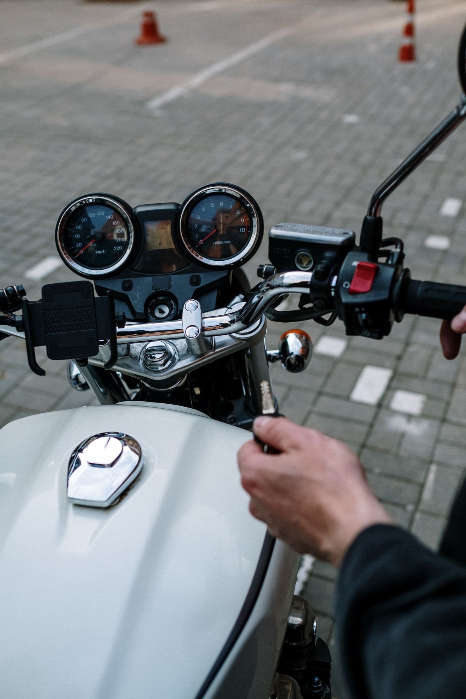 Berijder start een motor met de sleutel in het contact