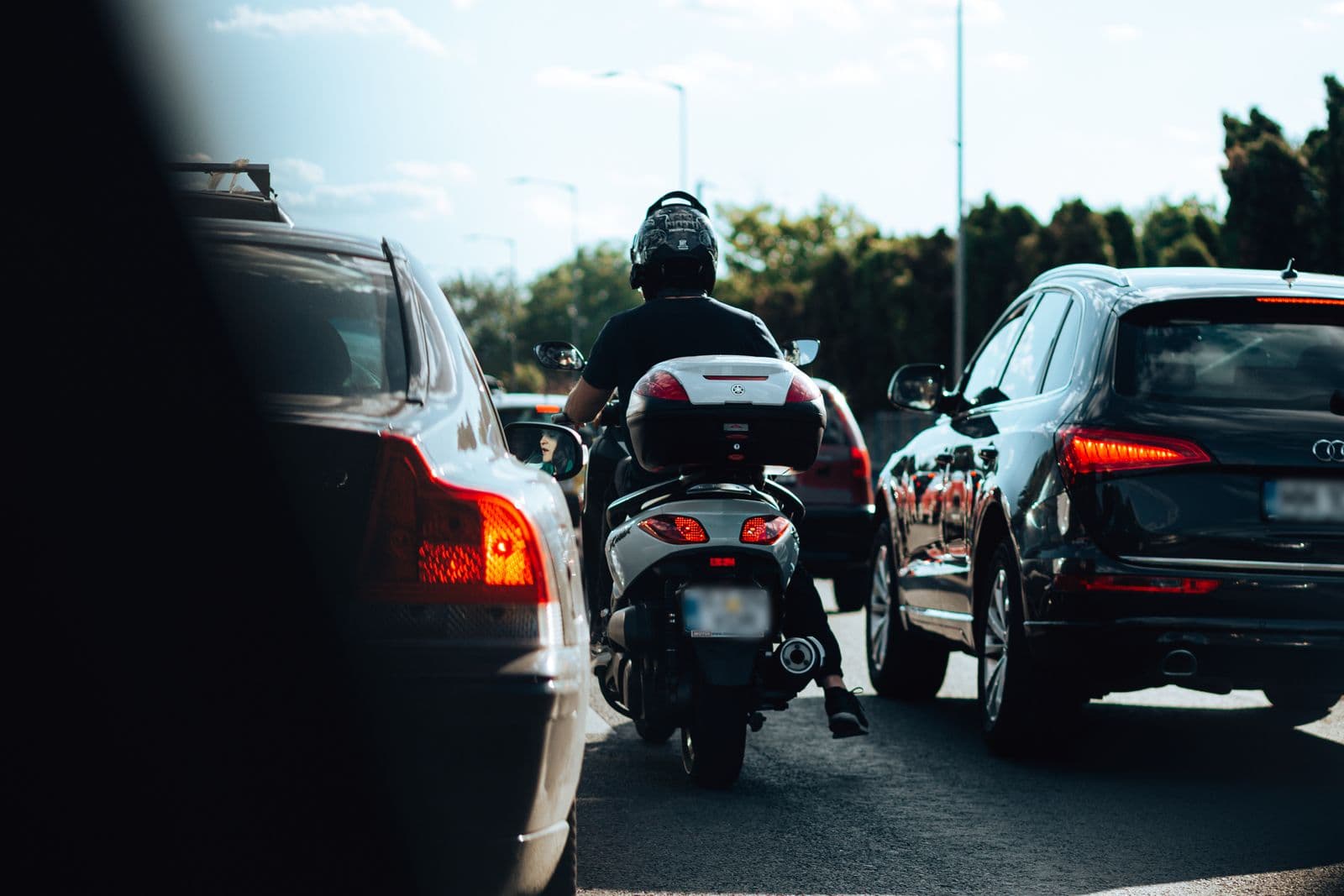 Ondernemer rekent kosten na aan een bureau naast zijn motor