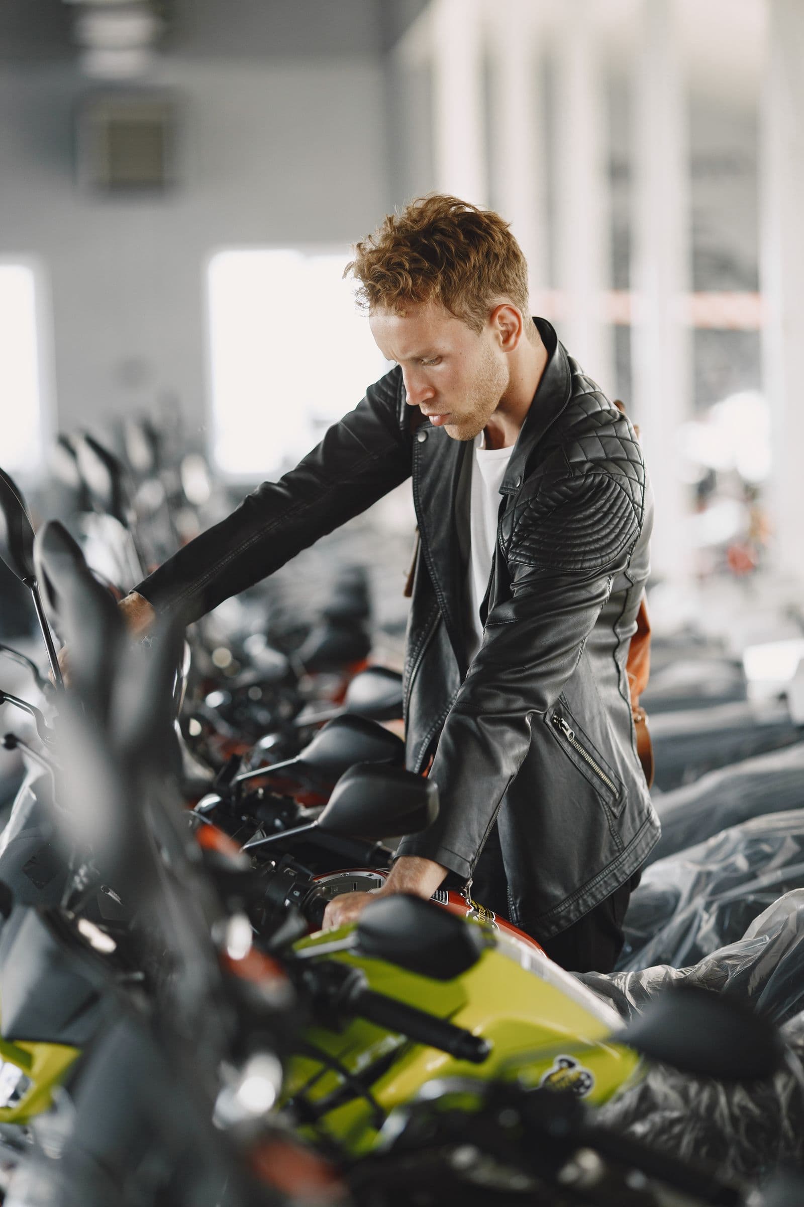 Klant bekijkt het aanbod motoren in de showroom