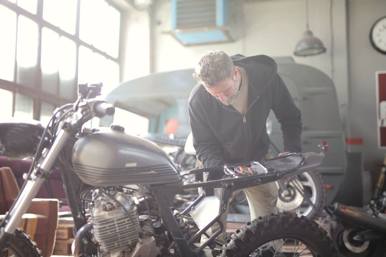 Monteur inspecteert een motor in de werkplaats