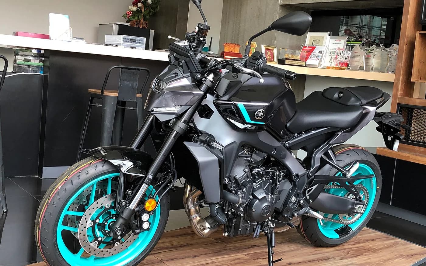 Motodam showroomunda ilan için hazır çekilmiş bir motosiklet