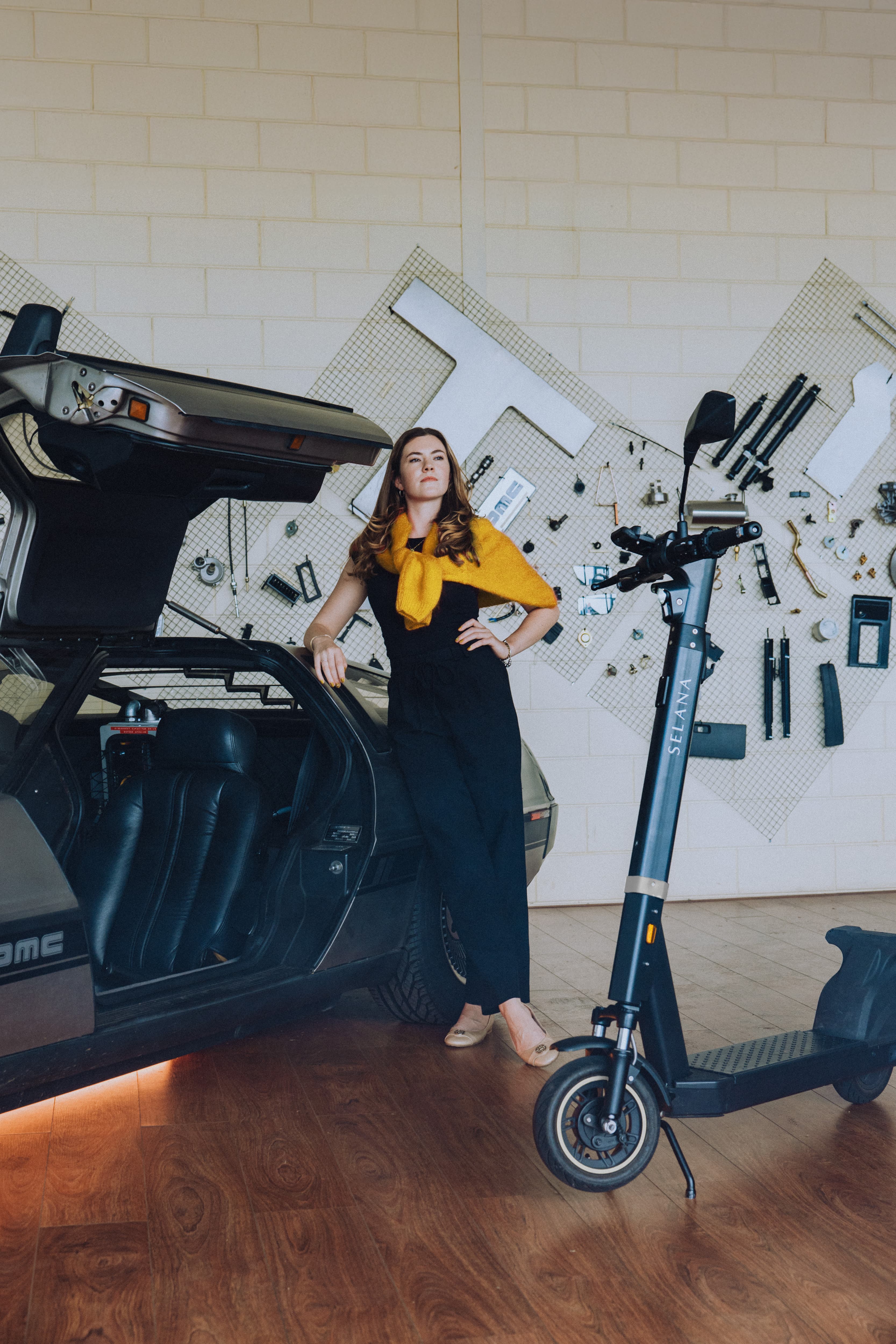 Vrouw naast een DeLorean met een SELANA Alpha in een garage