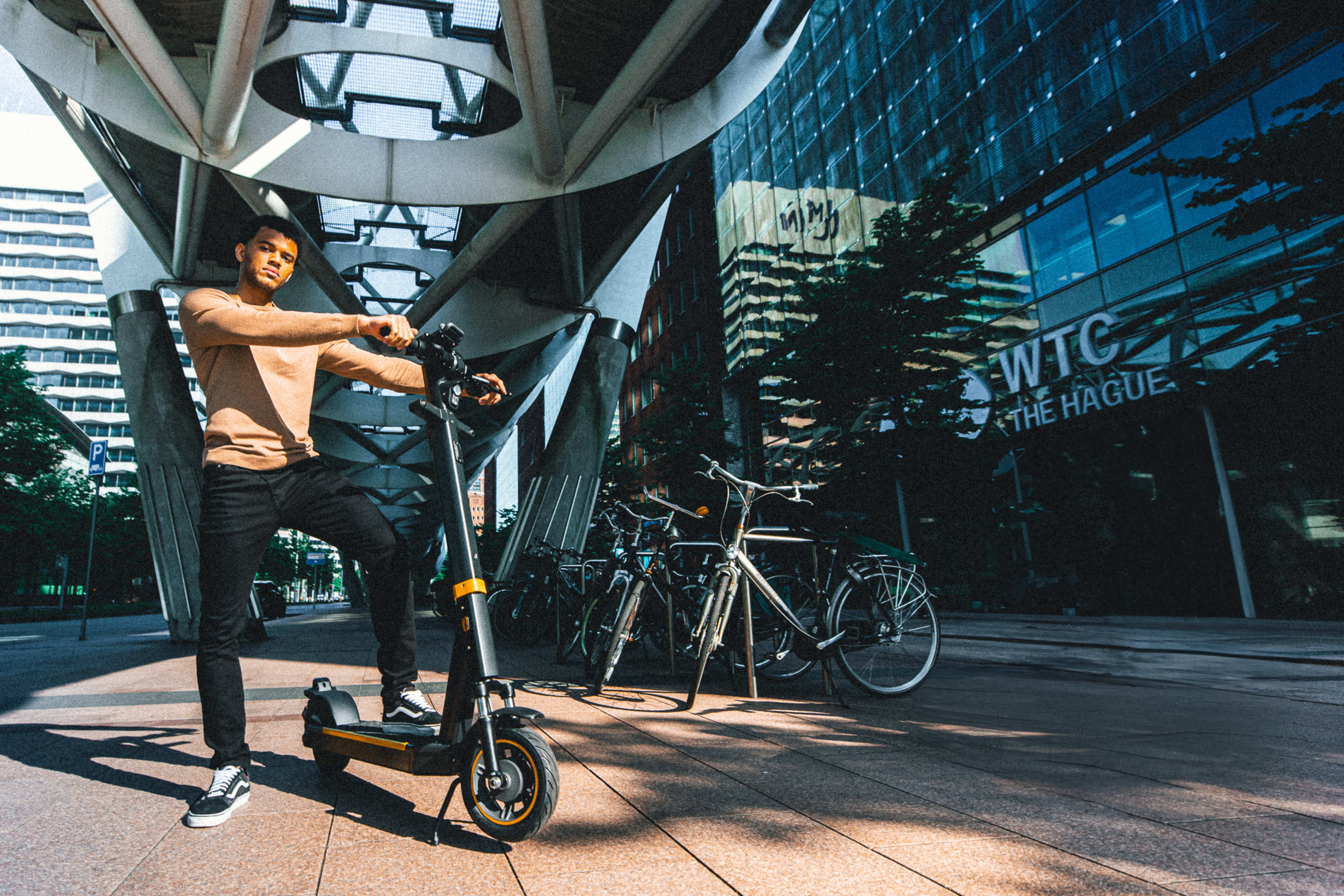 Rider with a SELANA Alpha in front of the WTC in The Hague